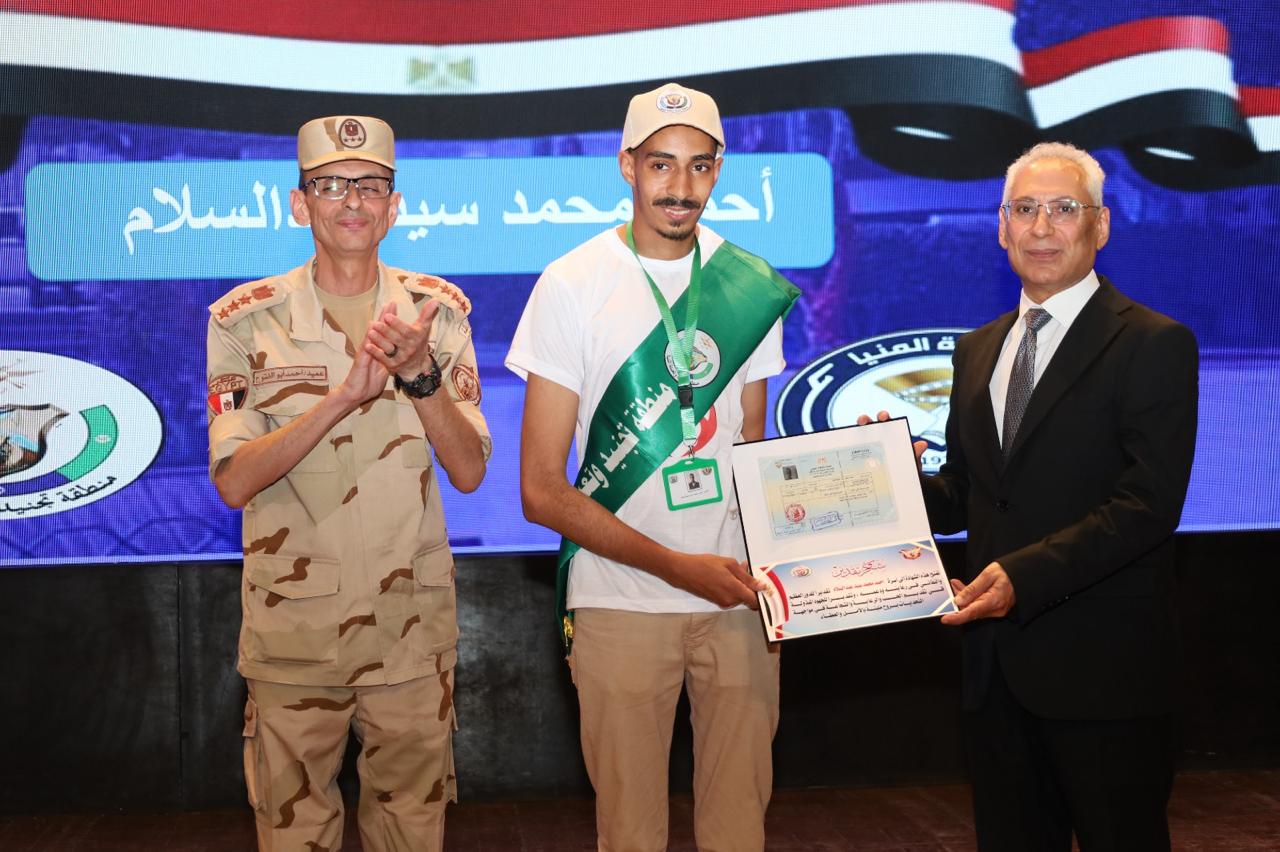 رئيس الجامعة يسلم الشهادات رئيس الجامعة يسلم الشهادات